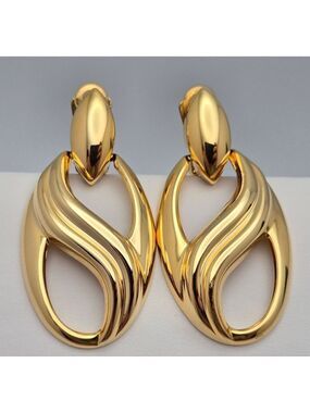 Vintage1980s Modernist Gold Tone Doorknocker Clip On Earrings